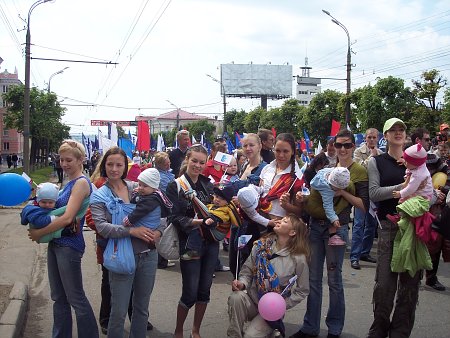 Парад в Ижевске 2008, слингомамы Парад в Ижевске 2008, слингомамы