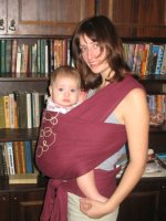 Ребенок на животе у мамы, слинг-шарф