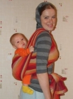 На спине в слинге-шарфе, ребенку 4,5 месяца